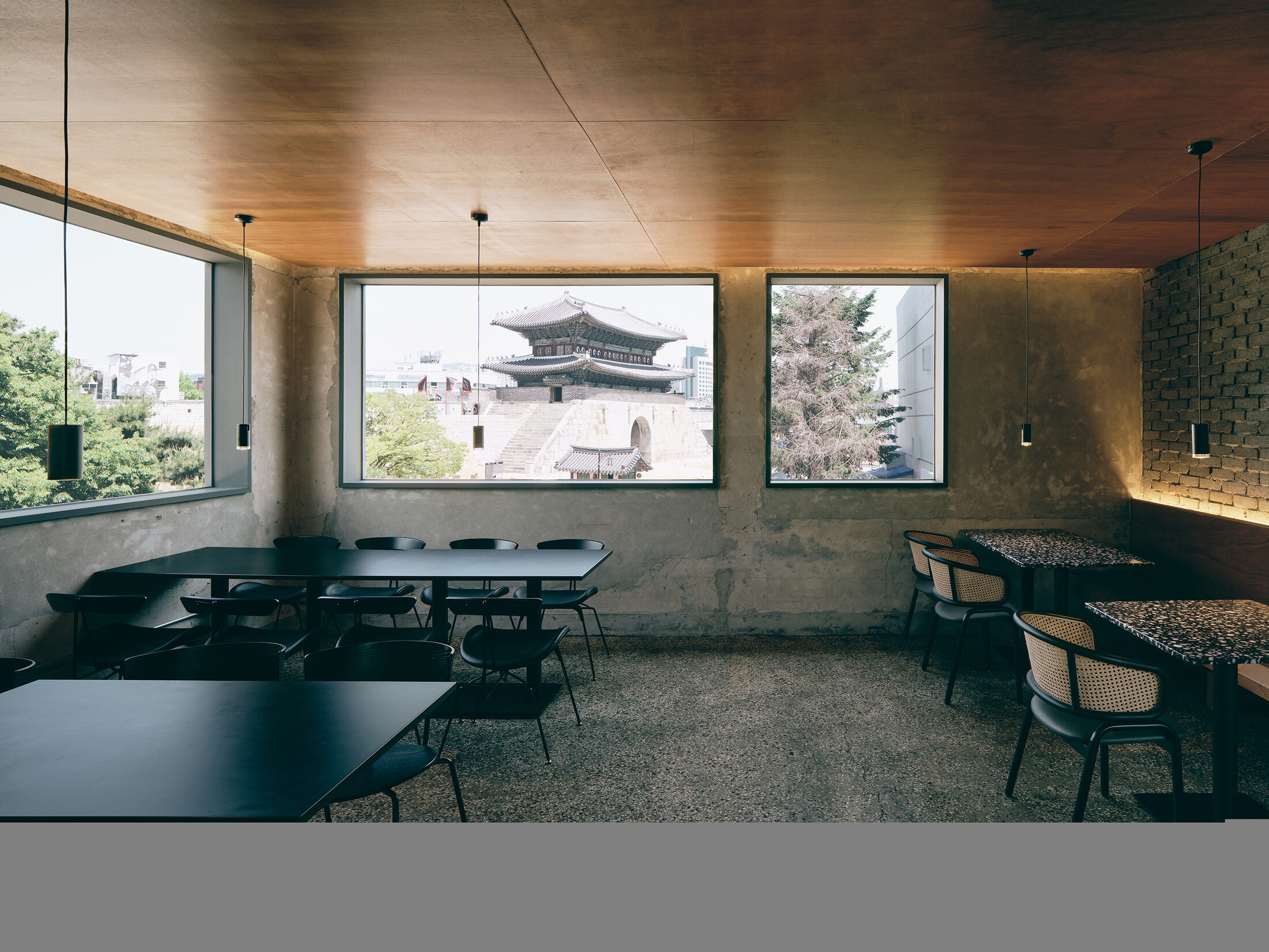 무월 수원행궁의 창 너머로 보이는 UNESCO 세계유산 수원화성